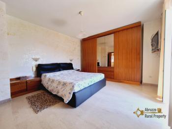 Very large town house with terrace and solar panels. Tornareccio. Img21