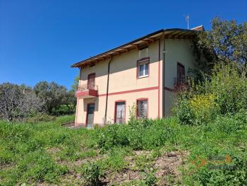 Country house of 180 sqm, near the coast, with 2700 sqm of land.