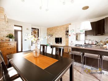 Completely restored town house with small garden and annex for sale. Img13