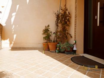 Completely restored town house with small garden and annex for sale. Img6