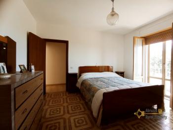 Large country house with garage and panoramic view, near the coast. Img18