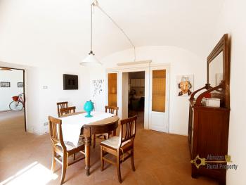 Perfect condition historic palace with garden for sale. Molise. Img1