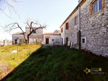 Perfect condition historic palace with garden for sale. Molise. Img23