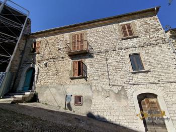 Perfect condition historic palace with garden for sale. Molise. Img3