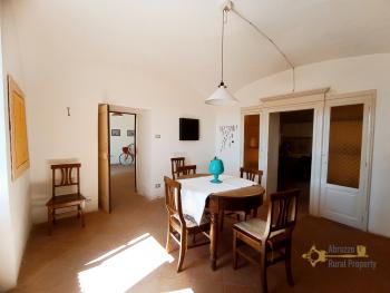 Perfect condition historic palace with garden for sale. Molise. Img2