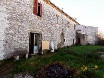 Perfect condition historic palace with garden for sale. Molise. Img25