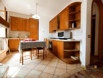 Large town house with two apartments for sale in Colledimezzo.