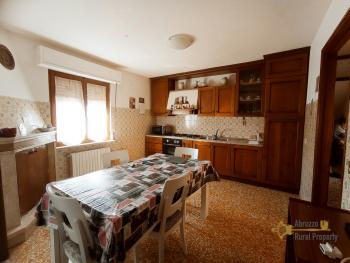 Large town house with two apartments for sale in Colledimezzo. Img25