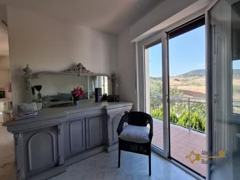 Beautiful villa with 3 separate habitable units, lovely outdoor space, garden and sea view. Fresagrandinaria Img12
