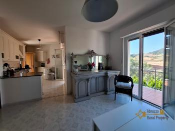 Beautiful villa with 3 separate habitable units, lovely outdoor space, garden and sea view. Fresagrandinaria Img10