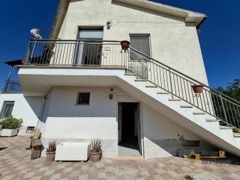 Beautiful villa with 3 separate habitable units, lovely outdoor space, garden and sea view. Fresagrandinaria Img30