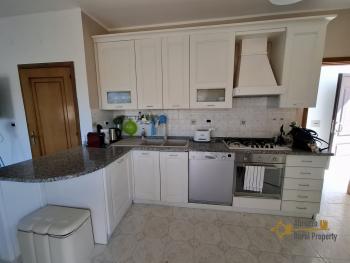 Beautiful villa with 3 separate habitable units, lovely outdoor space, garden and sea view. Fresagrandinaria Img6