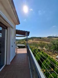Beautiful villa with 3 separate habitable units, lovely outdoor space, garden and sea view. Fresagrandinaria Img13