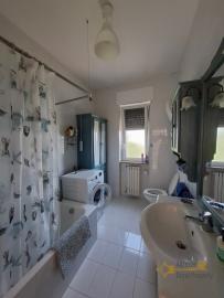 Beautiful villa with 3 separate habitable units, lovely outdoor space, garden and sea view. Fresagrandinaria Img24