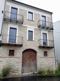 Large town house to be completed for sale in the center of Colletorto.