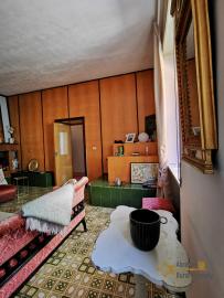Large six bedrooms character house in the centre of the town. Molise. Img15