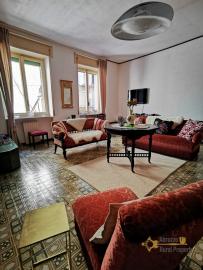 Large six bedrooms character house in the centre of the town. Molise. Img13