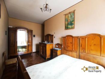 Very large town house with seven bedrooms and garden for sale. Abruzzo Img22