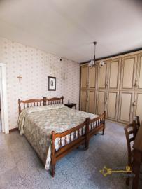 Very large town house with seven bedrooms and garden for sale. Abruzzo Img41