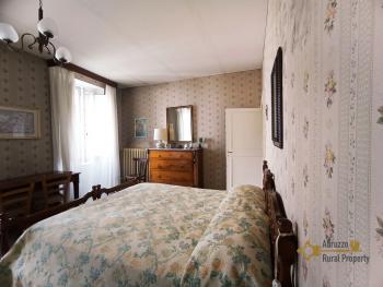 Very large town house with seven bedrooms and garden for sale. Abruzzo Img44