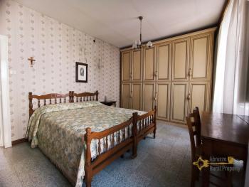 Very large town house with seven bedrooms and garden for sale. Abruzzo Img42