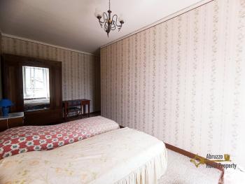 Very large town house with seven bedrooms and garden for sale. Abruzzo Img36