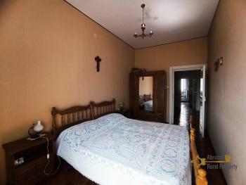 Very large town house with seven bedrooms and garden for sale. Abruzzo Img20