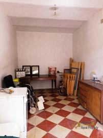 Very large town house with seven bedrooms and garden for sale. Abruzzo Img5