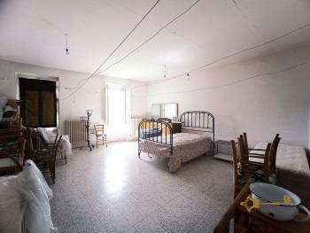 Very large town house with seven bedrooms and garden for sale. Abruzzo Img49