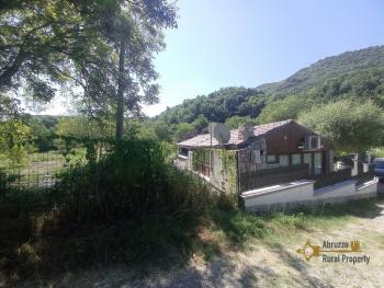 Country house surrounded by land with fruit trees. Montefalcone nel Sannio. Img2