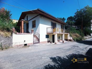 Detached country house with garden, land, garage and two large cellars. Roccaspinalveti