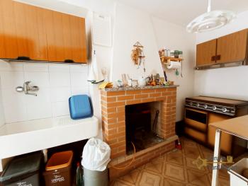 Petite town house in perfect condition near the coast for sale in Abruzzo. Img4