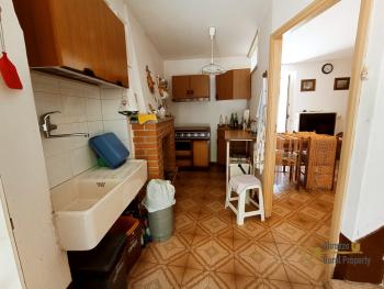 Petite town house in perfect condition near the coast for sale in Abruzzo. Img3