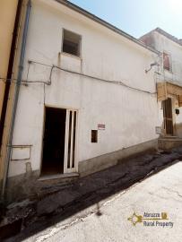 Petite town house in perfect condition near the coast for sale in Abruzzo. Img2