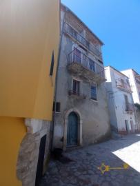 Three bedroom town house with stone carved cellar. Castelbottaccio. Img44