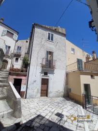 Three bedroom town house with stone carved cellar. Castelbottaccio. Img42