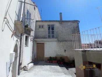 Three bedroom town house with stone carved cellar. Castelbottaccio. Img43