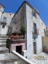 Three bedroom town house with stone carved cellar. Castelbottaccio.