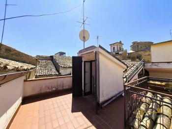 Large character stone house with rooftop terrace in the historic center of Lanciano. Img46