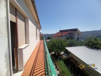 Detached country house with land and garage for sale. Perfect condition. Img40