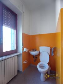 Detached country house with land and garage for sale. Perfect condition. Img24