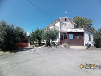 Detached country house with land and garage for sale. Perfect condition. Img4