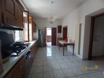 Detached country house with land and garage for sale. Perfect condition. Img11