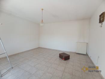 Detached country house with land and garage for sale. Perfect condition. Img34