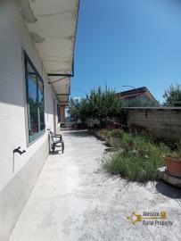 Detached country house with land and garage for sale. Perfect condition. Img2