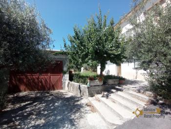 Detached country house with land and garage for sale. Perfect condition. Img47