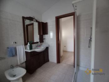 Detached country house with land and garage for sale. Perfect condition. Img26