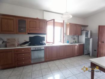 Detached country house with land and garage for sale. Perfect condition. Img13