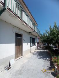 Detached country house with land and garage for sale. Perfect condition. Img3