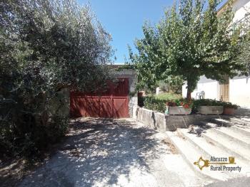 Detached country house with land and garage for sale. Perfect condition. Img5